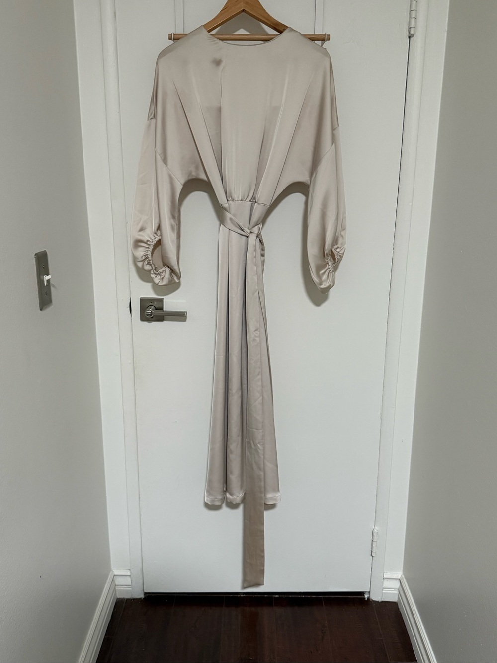 Silky satin midi/maxi cream dress with balloon sleeves and waist tie